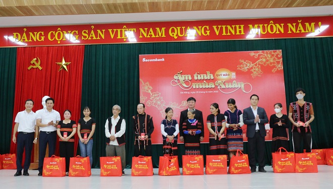 Đại diện lãnh đạo Sacombank trao quà Tết cho người nghèo, hộ gia đình chính sách, neo đơn, người khuyết tật xã Hòa Phú.