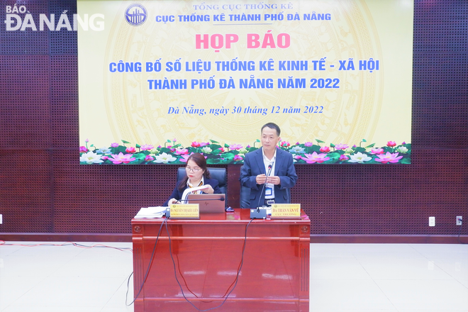 Cục trưởng Cục Thống kê thành phố Trần Văn Vũ (bên phải) công bố số liệu kinh tế - xã hội thành phố 6 tháng đầu năm 2022. Ảnh: M.QUẾ