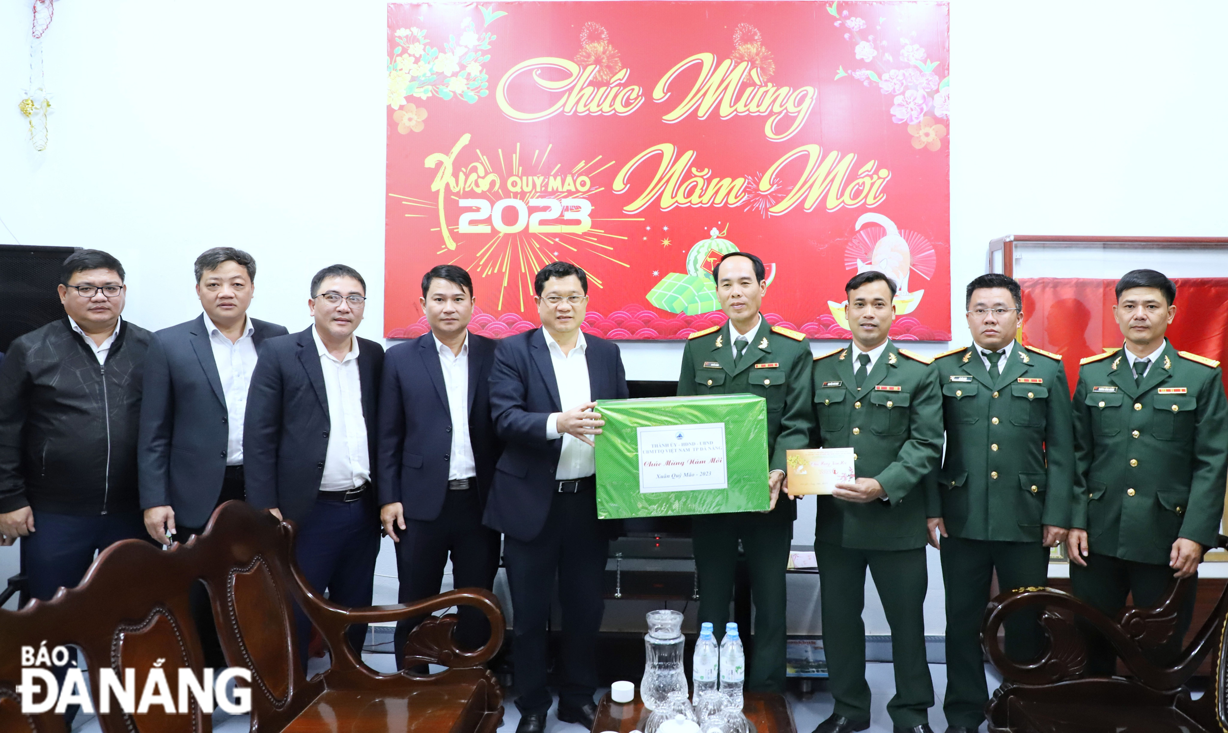Phó Chủ tịch HĐND thành phố Trần Phước Sơn thăm, chúc Tết các đơn vị lực lượng vũ trang đêm giao thừa