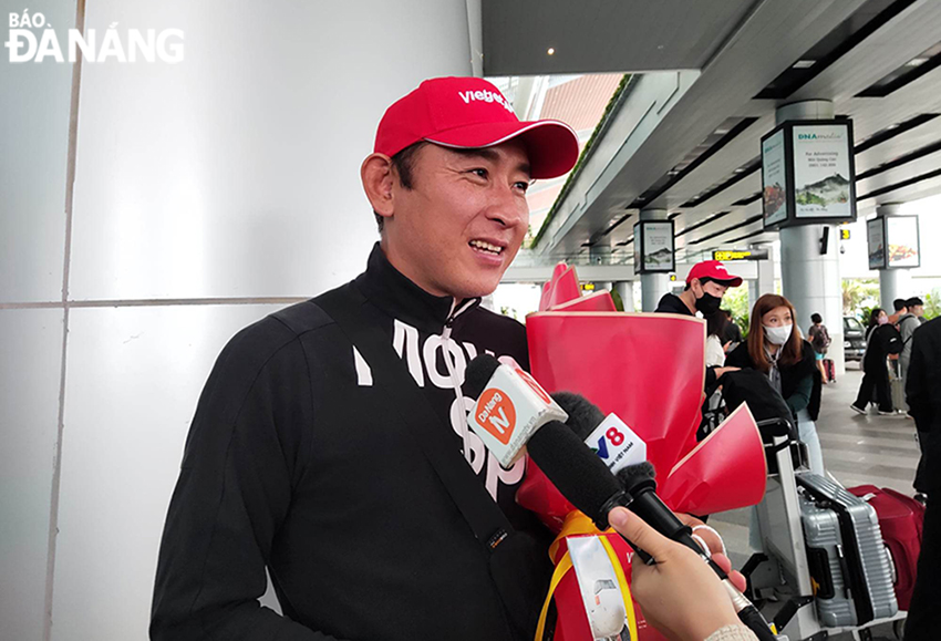 Anh Park Sang Hoon (du khách Hàn Quốc) bày tỏ niềm vui mừng khi là vị khách may mắn trên chuyến bay đầu năm mới đến Đà Nẵng. Ảnh: THU HÀ