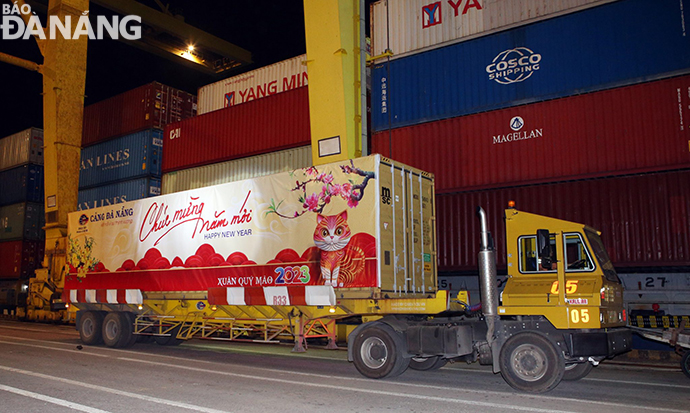 Những container đầu tiên năm 2023 rời Cảng Đà Nẵng thông qua dịch vụ logistics. 