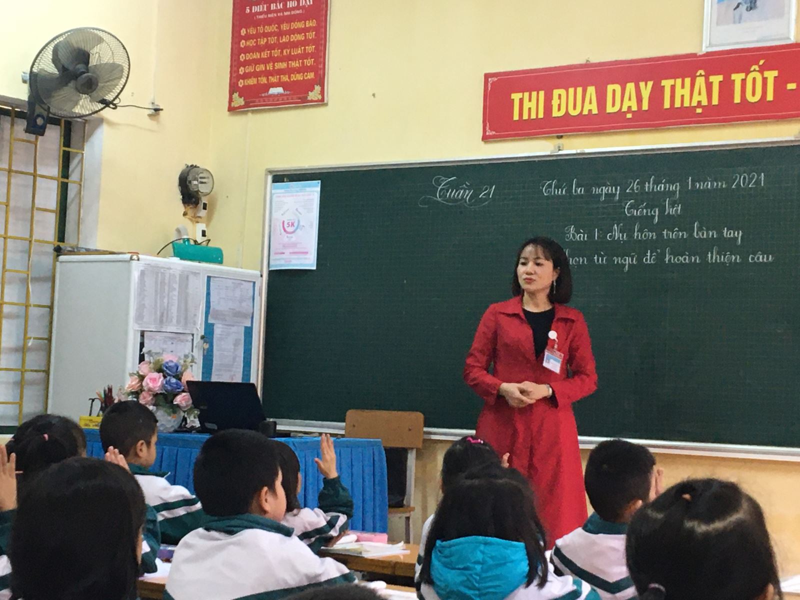 Giáo viên Trường Tiểu học Kim Đồng (TP Yên Bái) dạy theo Chương trình giáo dục phổ thông 2018. Ảnh: LV