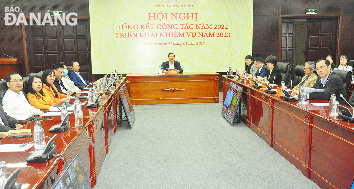 Chủ tịch UBND thành phố Lê Trung Chinh, chủ trì điểm cầu tại Đà Nẵng. Ảnh: THÀNH LÂN