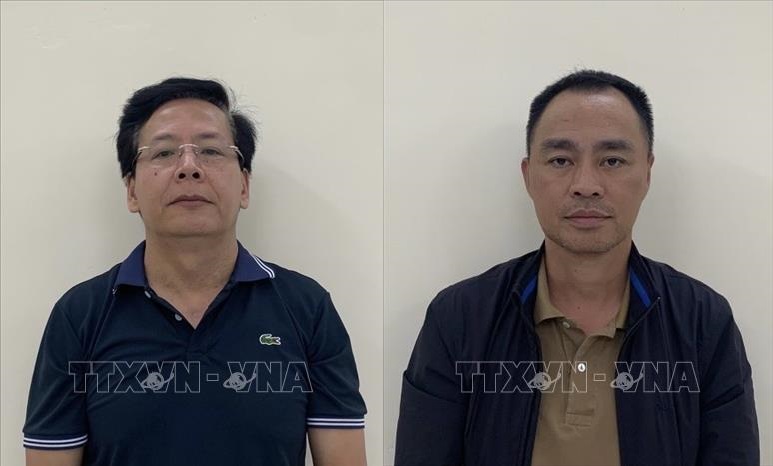 Bị can Trần Anh Quân (trái), sinh năm 1963, Quyền Trưởng Phòng Kiểm định xe cơ giới và bị can Đặng Trần Khanh, sinh năm 1976, Phó trưởng Phòng Kiểm định xe cơ giới. Ảnh: TTXVN phát