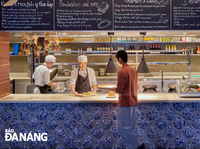 Hyatt Regency Danang Resort & Spa luôn nâng cao tiêu chí chất lượng các món ăn để phục vụ tốt du khách trong và ngoài nước. Trong ảnh: Các đầu bếp đang chế biến các món ăn trong môi trường sạch sẽ, an toàn. Ảnh: Đ.H.L