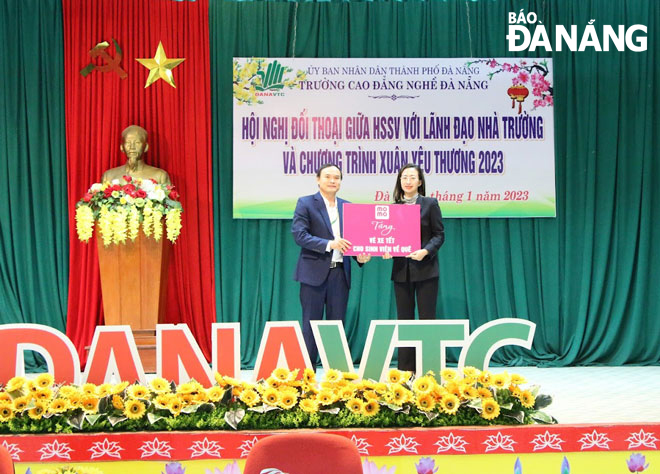 Trường Cao đẳng Nghề Đà Nẵng trao gần 200 vé xe cho sinh viên về quê đón Tết Quý Mão 2023. Ảnh: H.L