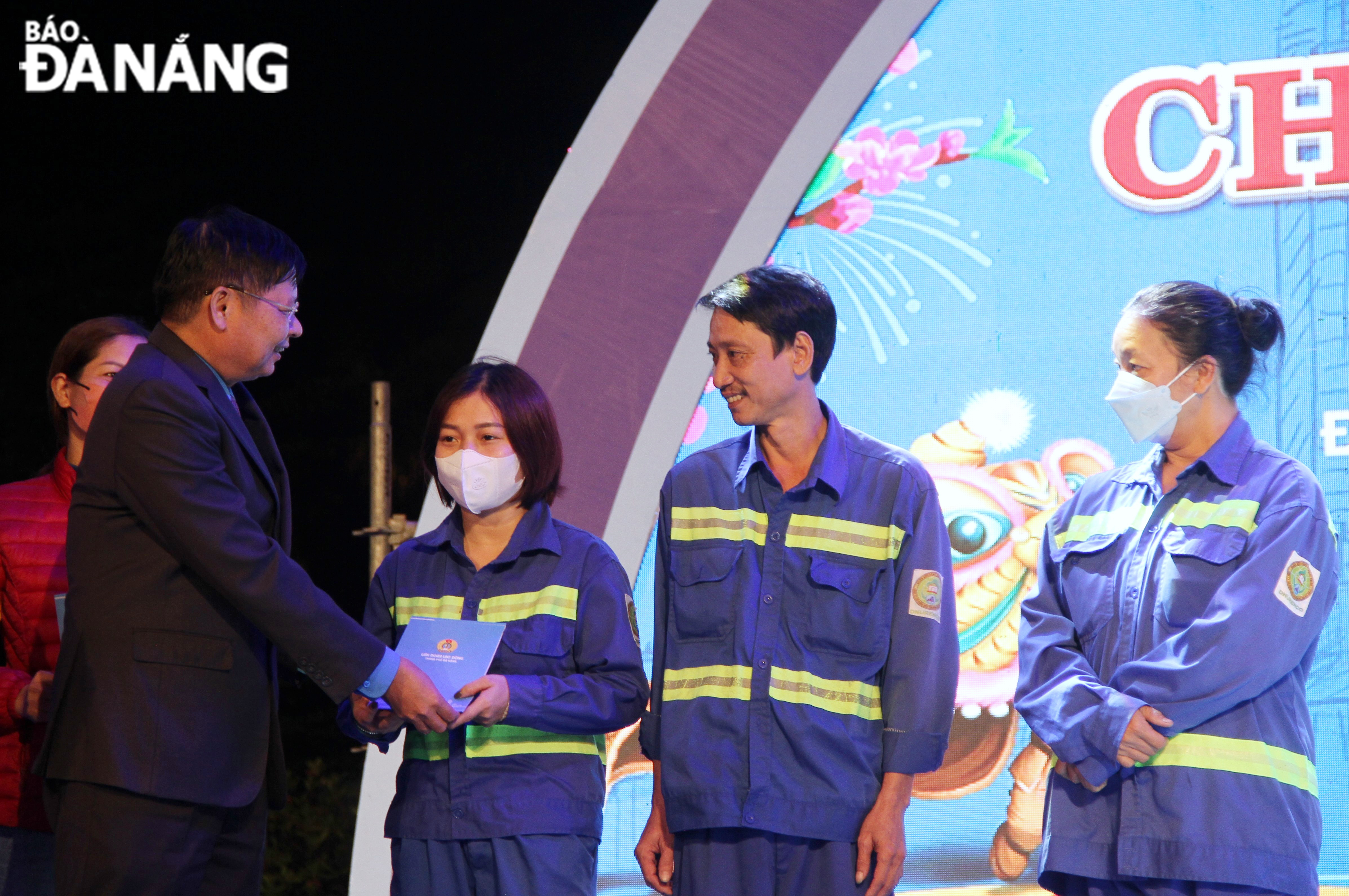 Phó Chủ tịch Tổng LĐLĐ Việt Nam Phan Văn Anh (bìa trái) trao quà Tết cho đoàn viên, NLĐ có hoàn cảnh khó khăn.