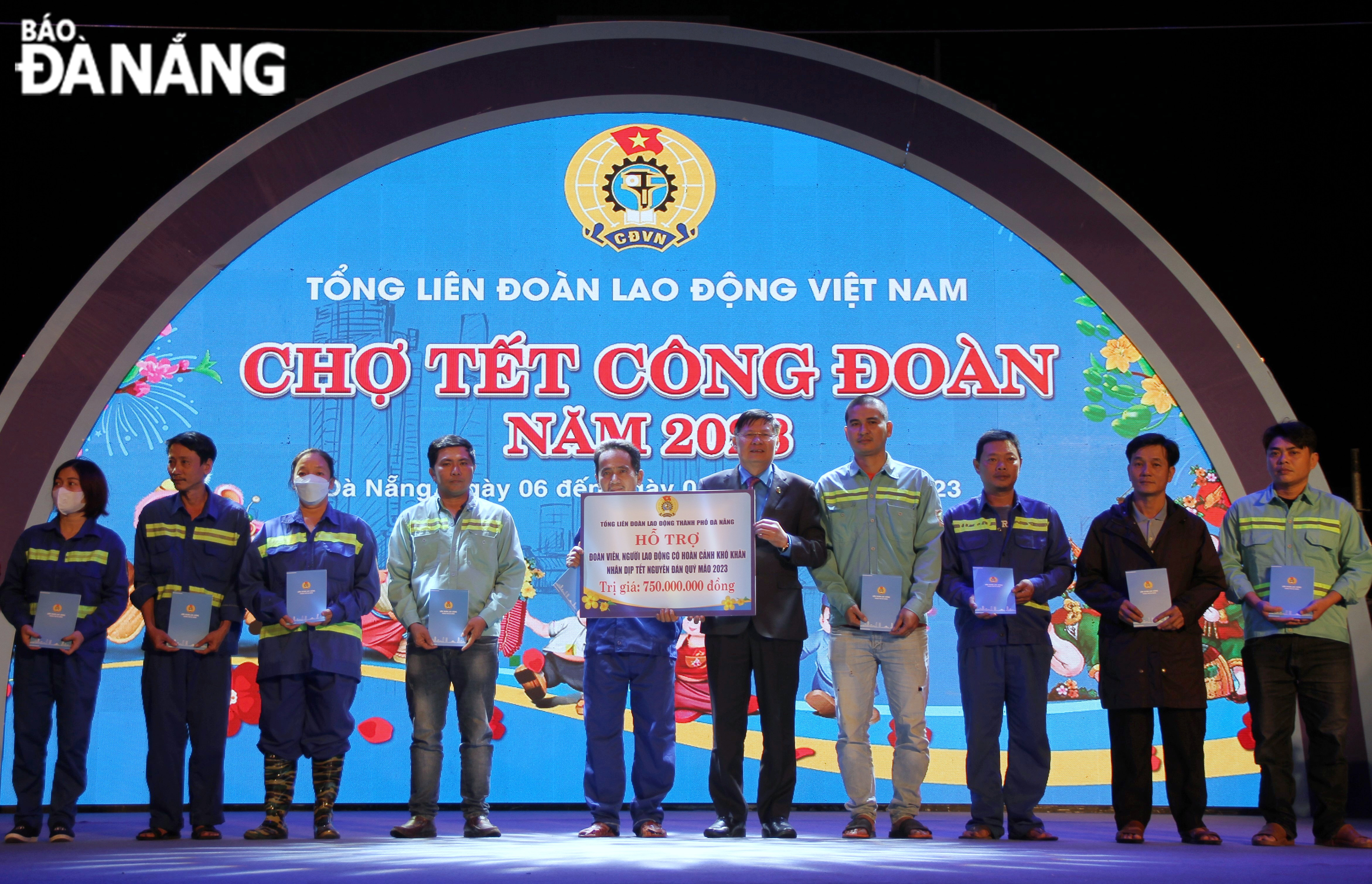 Lãnh đạo Tổng LĐLĐ Việt tặng 10.000 phiếu mua hàng, tổng trị giá 750 triệu đồng cho đoàn viên, người lao động trên địa bàn thành phố để mua sắm tại chợ Tết Công đoàn năm 2023.