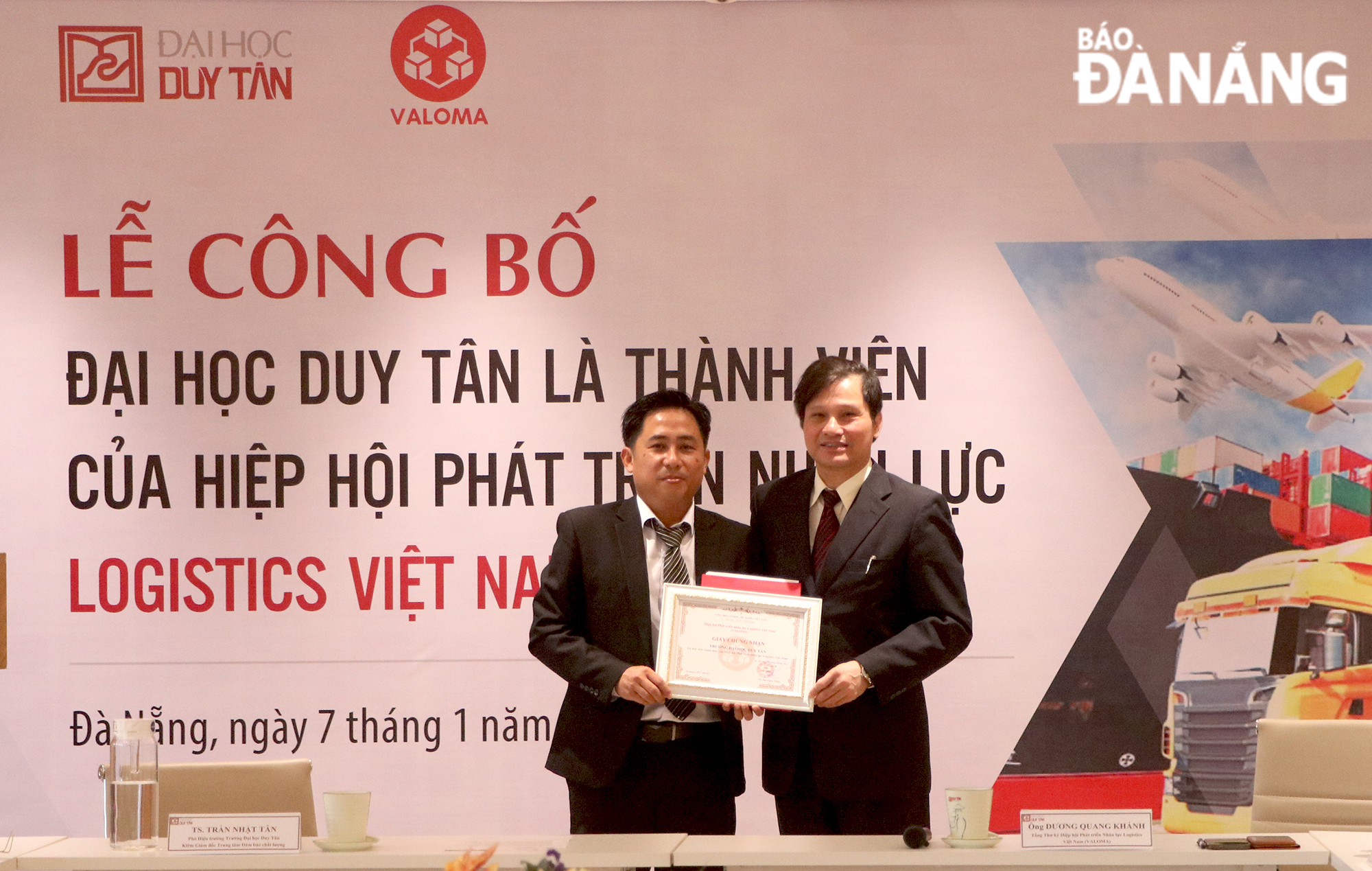 Tổng Thư ký Hiệp hội Valoma Dương Quang Khánh (bên phải) trao quyết định công nhận Trường Đại học Duy Tân trở thành thành viên của hiệp hội trong sáng 7-1. Ảnh: VĂN HOÀNG