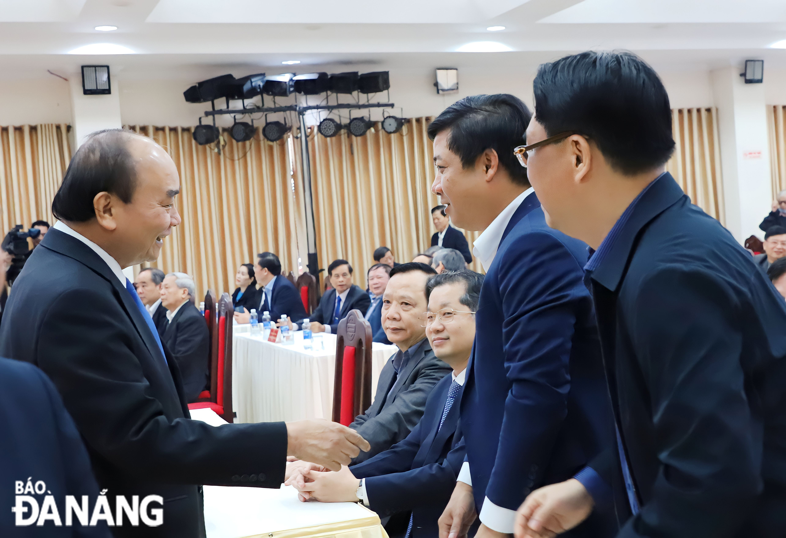 Chủ tịch nước Nguyễn Xuân Phúc thăm hỏi, động viên lãnh đạo thành phố Đà Nẵng. Ảnh: NGỌC PHÚ