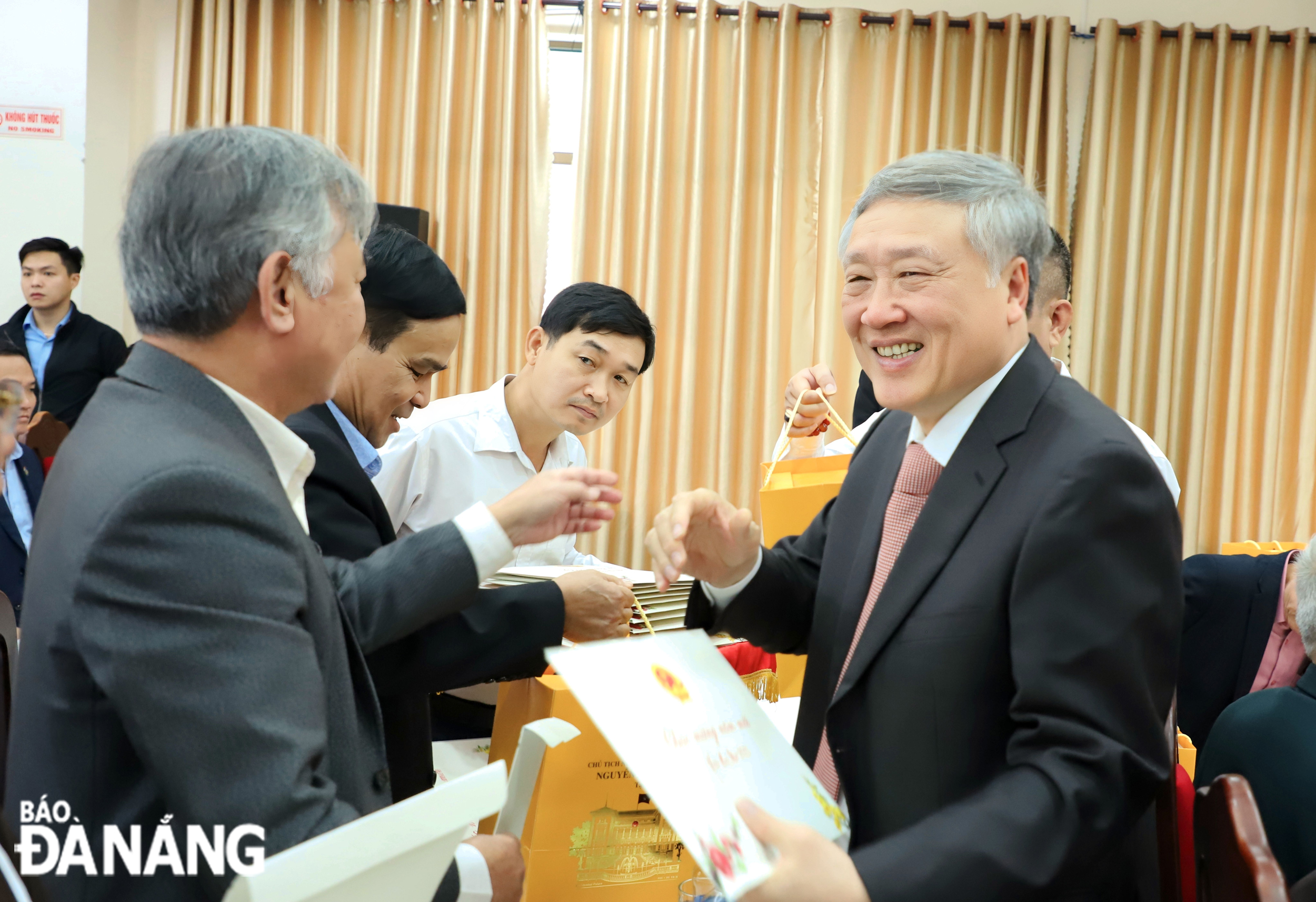 Chánh án Tòa án Tối cao Nguyễn Hòa Bình tặng quà Tết cho các đồng chí cán bộ hưu cao cấp. Ảnh: NGỌC PHÚ