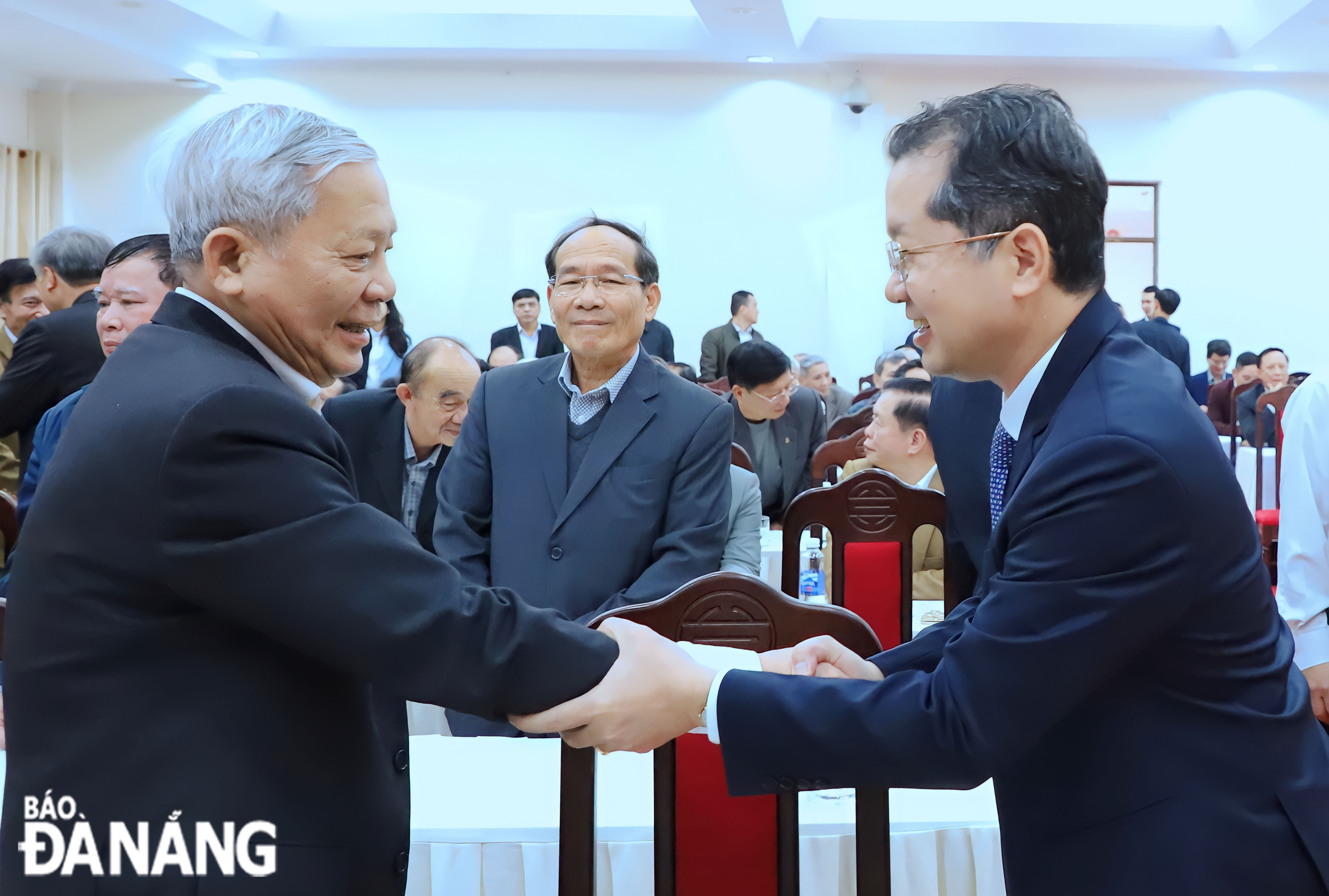 Bí thư Thành ủy Nguyễn Văn Quảng thăm hỏi các cán bộ hưu trí cao cấp. Ảnh: NGỌC PHÚ
