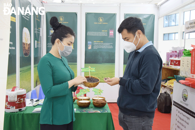 Hội chợ xuân là cơ hội để doanh nghiệp Việt quảng bá sản phẩm.  Trong ảnh: Người dân tham quan hội chợ Xuân Nhâm Dần 2022. Ảnh: QUỲNH TRANG