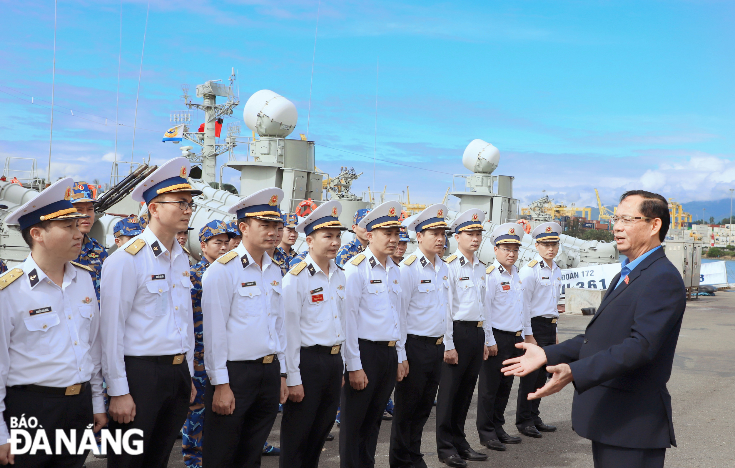 Phó Chủ tịch Quốc hội Trần Quang Phương thăm hỏi, động viên, chúc Tết cán bộ, chiến sĩ Lữ đoàn 172, Bộ Tư lệnh Vùng 3 Hải quân. Ảnh: NGỌC PHÚ