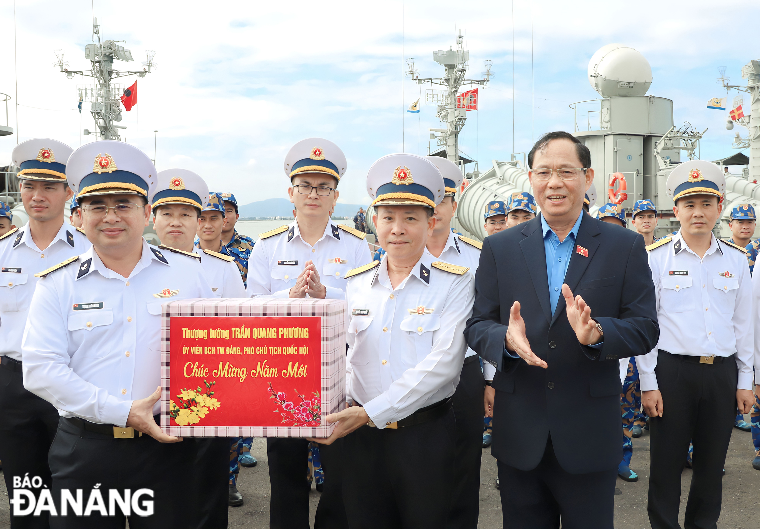 Phó Chủ tịch Quốc hội Trần Quang Phương tặng quà, chúc Tết lãnh đạo, chỉ huy Lữ đoàn 172, Bộ Tư lệnh Vùng 3 Hải quân. Ảnh: NGỌC PHÚ