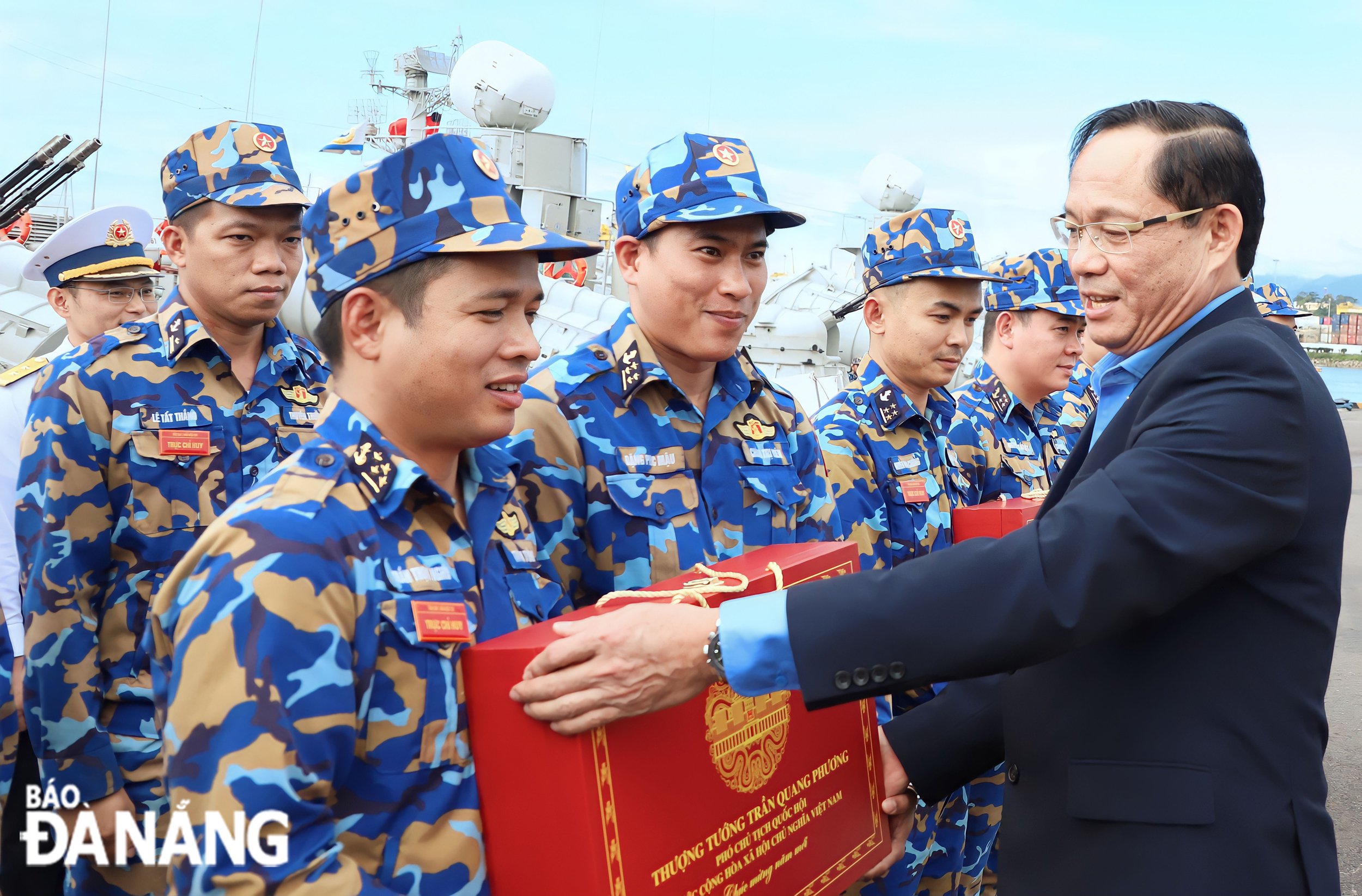 Phó Chủ tịch Quốc hội Trần Quang Phương tặng quà, chúc Tết cán bộ, chiến sĩ Lữ đoàn 172 Vùng 3 Hải  quân. Ảnh: NGỌC PHÚ