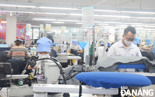 Công nhân sản xuất hàng may mặc tại Công ty CP Dệt may 29-3. Ảnh: QUỲNH TRANG	