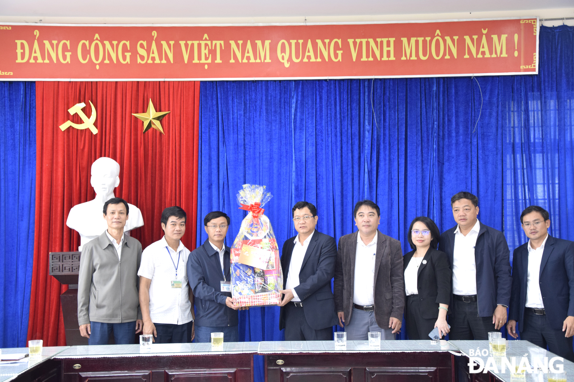 Phó Chủ tịch HĐND thành phố Trần Phước Sơn (thứ 4, trái sang) thăm, chúc Tết Trung tâm điều dưỡng Người tâm thần. Ảnh: T. HUY