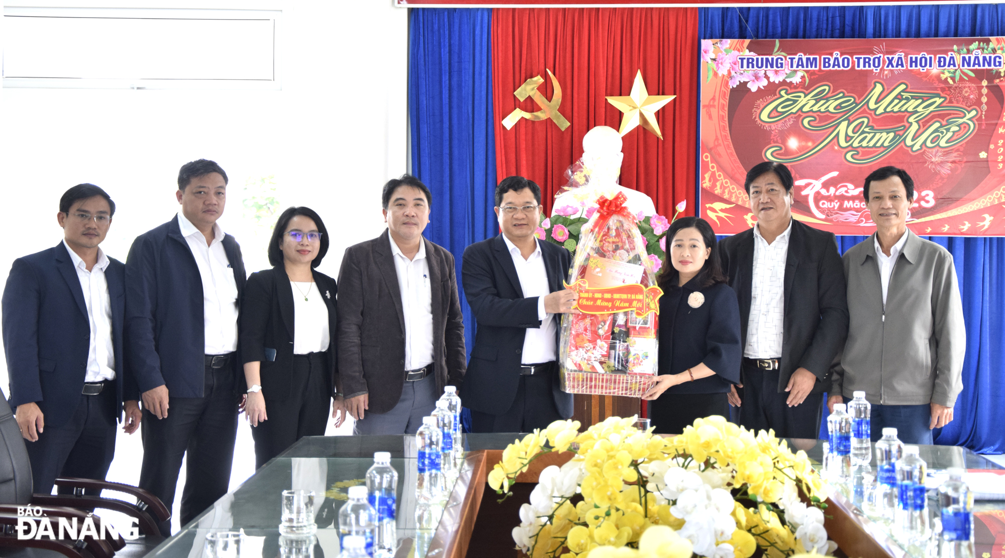 Phó Chủ tịch HĐND thành phố Trần Phước Sơn (thứ 4, phải sang) thăm, chúc Tết Trung tâm bảo trợ xã hội thành phố. Ảnh: T. HUY