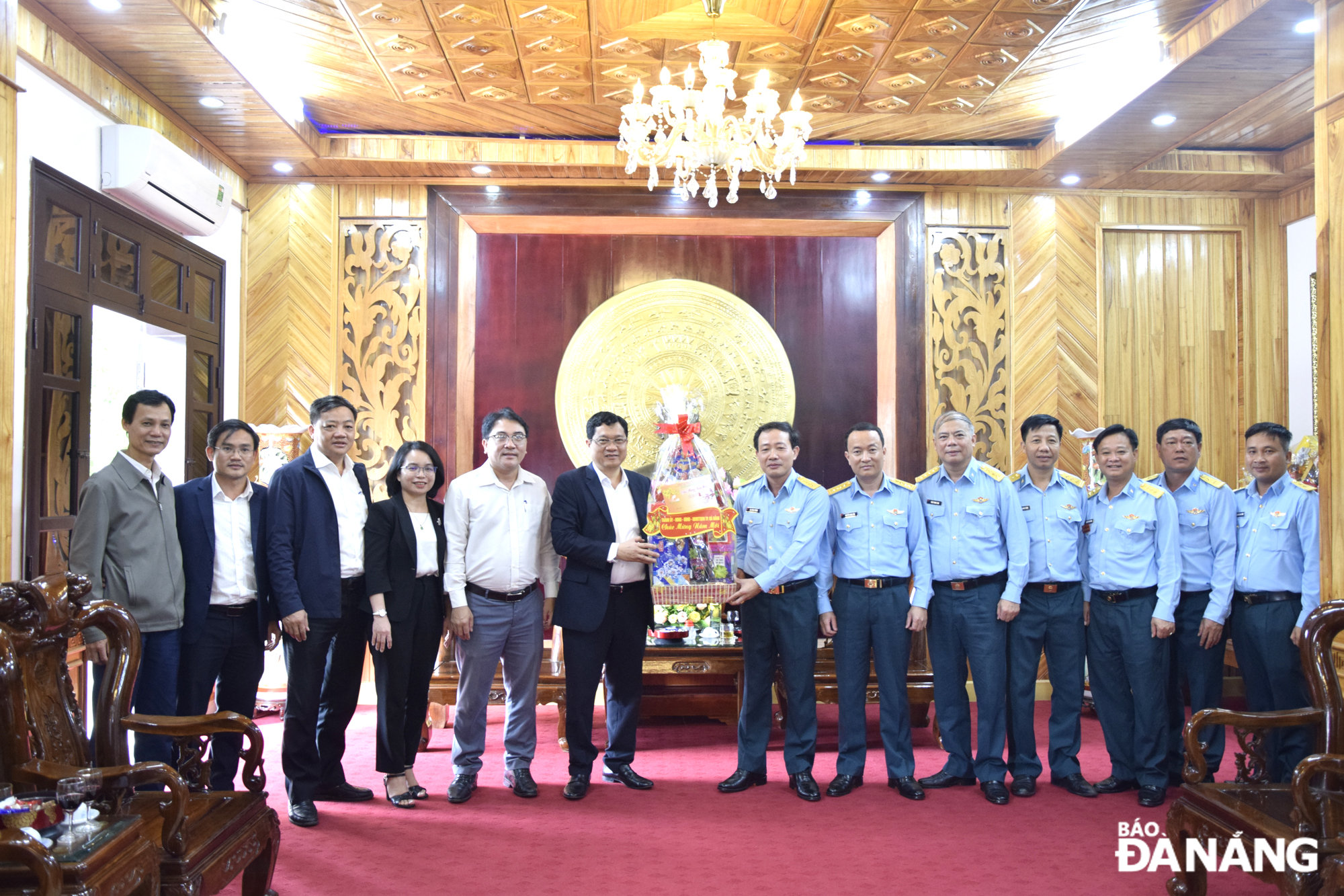 Phó Chủ tịch HĐND thành phố Trần Phước Sơn (thứ 6, phải sang) thăm, chúc Tết Sư đoàn 375 Phòng không  -  Không quân. Ảnh: T. HUY