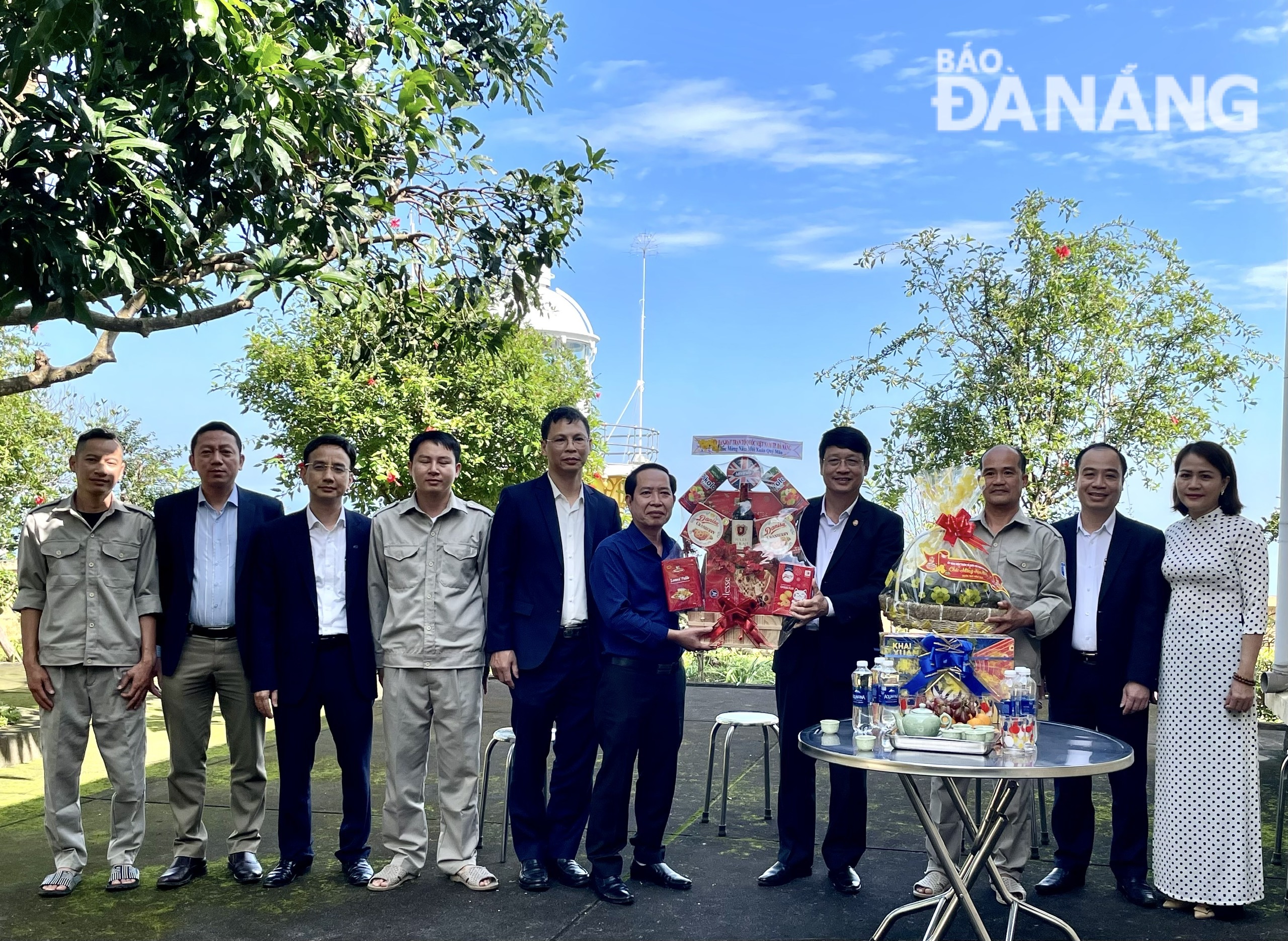 Chủ tịch Ủy ban MTTQ Việt Nam thành phố Ngô Xuân Thắng (thứ 4, phải sang) tặng quà cho cán bộ công tác tại Trạm đèn biển Tiên Sa. Ảnh: N.QUANG 