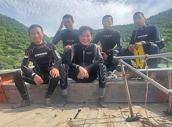 Team Sasa trở về sau một ngày làm việc vất vả dưới đáy biển Sơn Trà.  (Ảnh do nhân vật cung cấp)