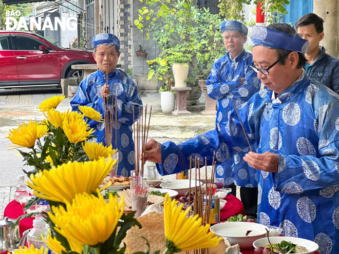Người dân khu dân cư đường Trần Xuân Lê, phường Hòa Khê, quận Thanh Khê tổ chức cúng tất niên xóm. Ảnh: T.N