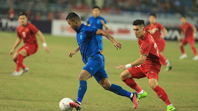 Không thể giành chiến thắng trên sân nhà, đội tuyển Việt Nam (áo đỏ) được dự báo gặp nhiều khó khăn ở trận chung kết lượt về AFF Cup 2022 trên sân Thái Lan.  Ảnh: Bongdaplus	