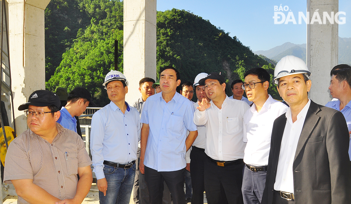 Chủ tịch UBND thành phố Lê Trung Chinh (thứ 3 từ trái sang) kiểm tra điểm  sạt lở phía trên đập dâng Nhà máy nước Hòa Liên. Ảnh: THÀNH LÂN
