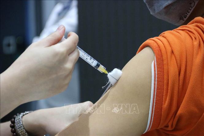 Mũi tiêm chủng vaccine phòng COVID-19 cho người lao động Công ty TNHH phần mềm FPT. Ảnh tư liệu: Thanh Vũ/TTXVN