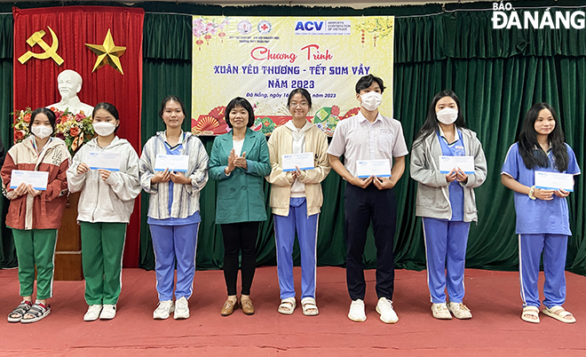 Đại diện Trường THPT Trần Phú trao nhiều suất quà cho các em có hoàn cảnh khó khăn.