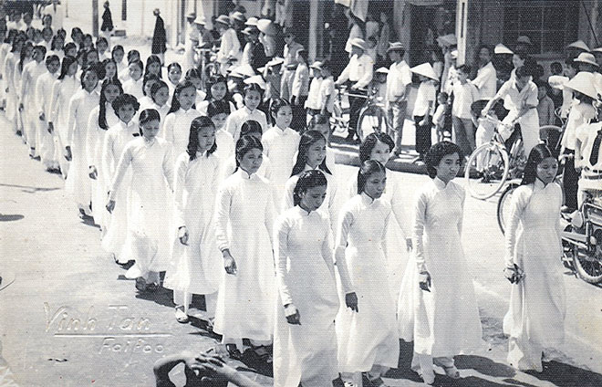 Trang phục áo dài của thiếu nữ Hội An trong ảnh tư liệu của nhà nhiếp ảnh Vĩnh Tân người Hội An