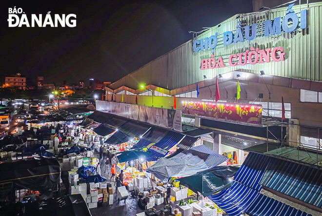 Chợ Đầu mối Hoà Cường ở quận Hải Châu lúc 4 giờ sáng