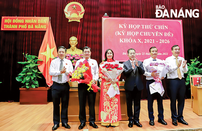 Thường trực Thành ủy tặng hoa chúc mừng hai tân Phó Chủ tịch HĐND thành phố và lãnh đạo Sở Tài nguyên và Môi trường thành phố. Ảnh: Ngọc Phú