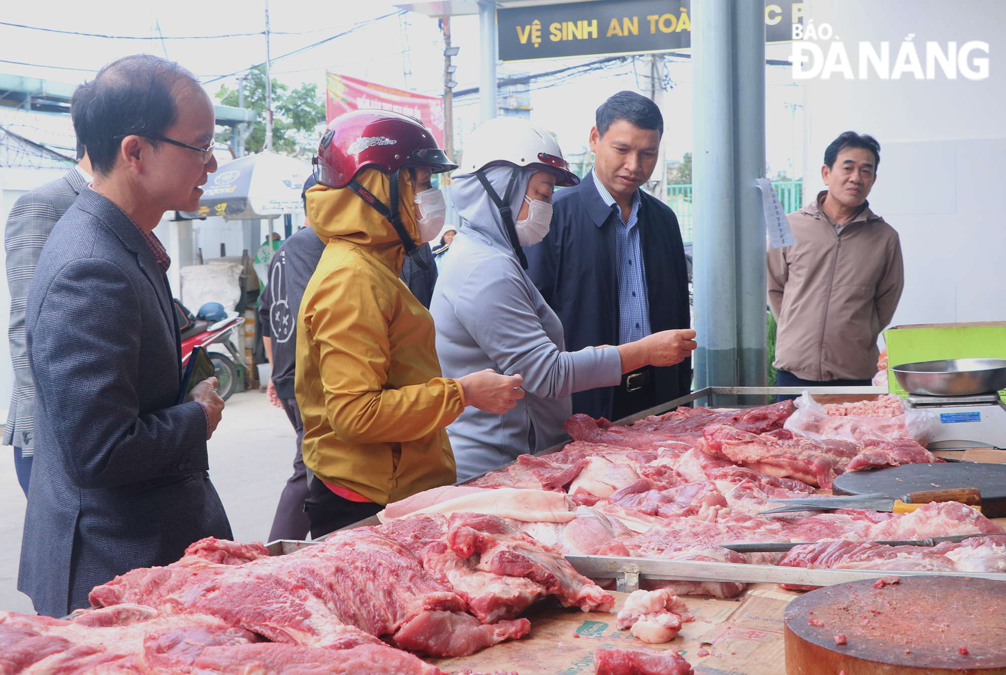 Phó Chủ tịch Thường trực UBND thành phố Hồ Kỳ Minh (thứ 2, bên phải) kiểm tra tại điểm bán thịt heo bình ổn giá ở 407 Trưng Nữ Vương trong sáng 20-1. Ảnh: VĂN HOÀNG