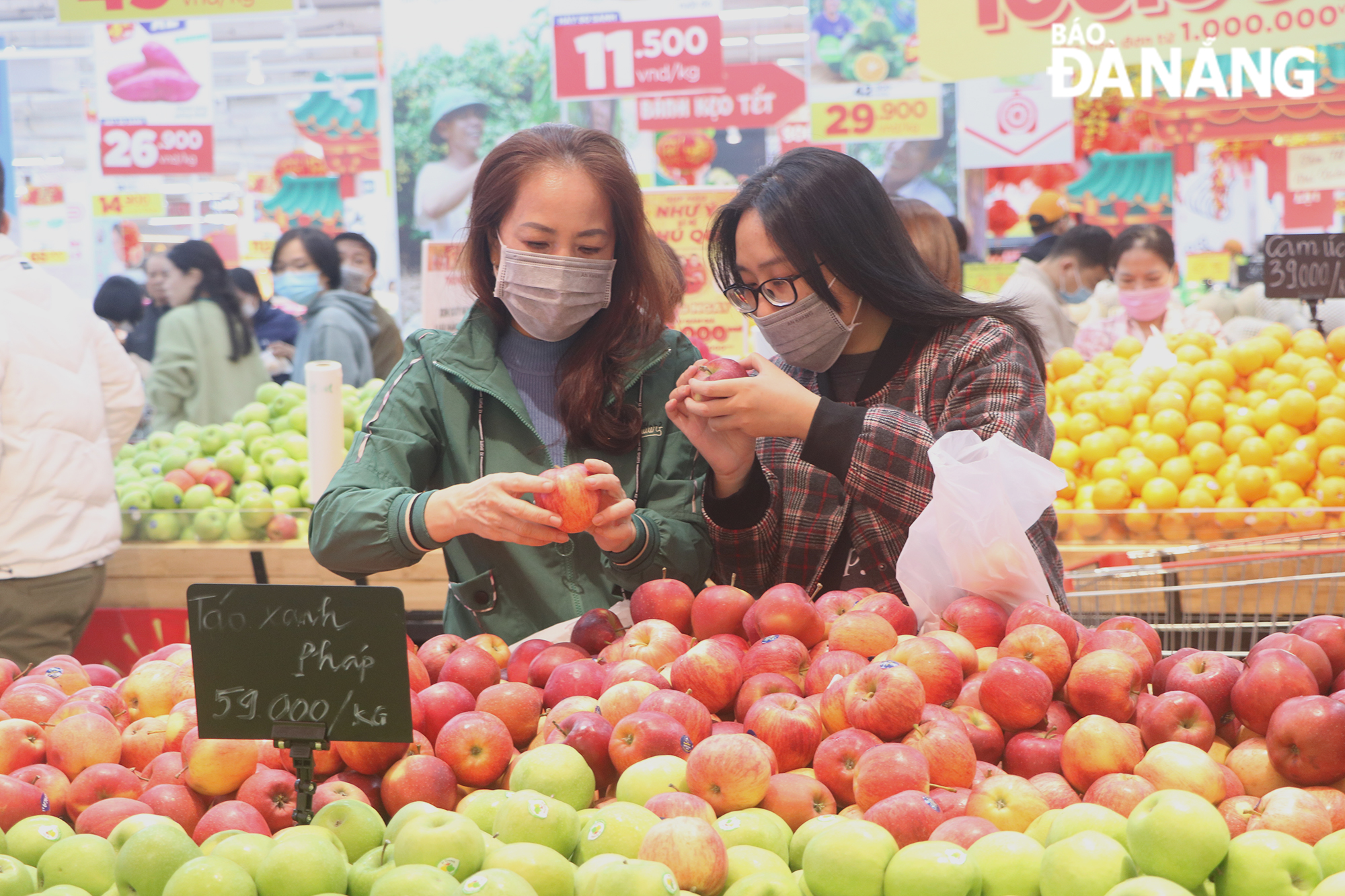 Người dân lựa chọn hoa quả tại siêu thị Go! Đà Nẵng trong sáng 29 tháng Chạp. Ảnh: VĂN HOÀNG
