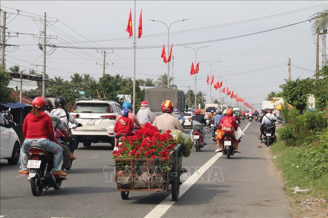 Phương tiện đổ về miền Tây qua Quốc lộ 1, đoạn qua thị xã Cai Lậy (Tiền Giang). Ảnh: Minh Trí/TTXVN