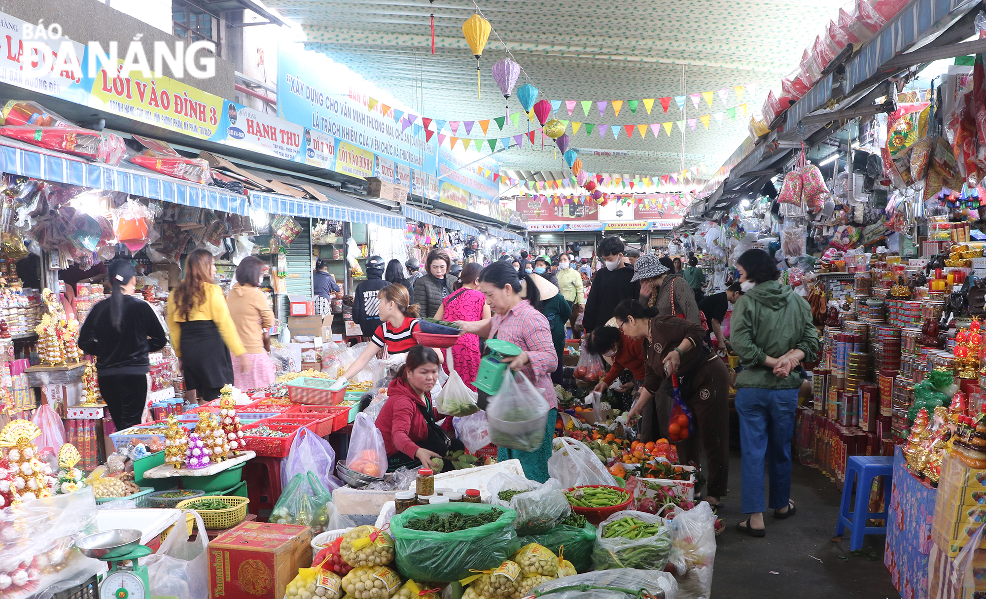 Không khí mua bán đông đúc, nhộn nhịp tại chợ Cồn trong sáng 21-1 (30 tháng Chạp). Ảnh: VĂN HOÀNG