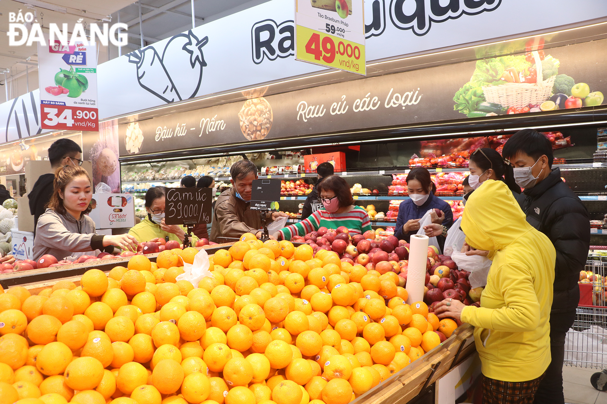 Tại siêu thị Go! Đà Nẵng, ngày cao điểm, siêu thị bán ra 15 tấn táo. Ảnh: VĂN HOÀNG