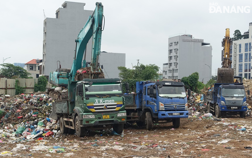Nhiều phương tiện cơ giới được huy động đề vận chuyển rác tại điểm tập kết rác tạm ở khu vực quận Hải Châu.