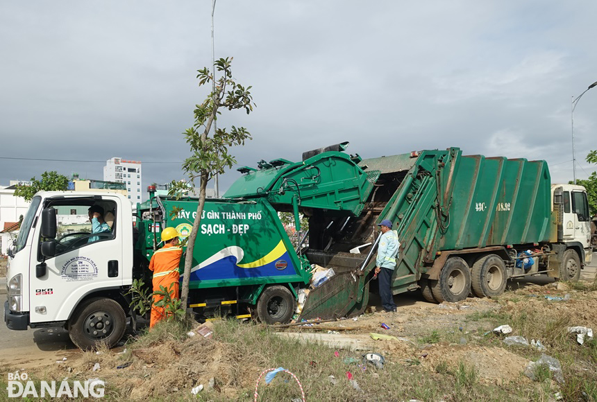 Các xe vận chuyển rác cỡ lớn tăng cường phối hợp, tiếp nhận rác từ các xe ép rác cỡ nhỏ để tăng cường tần suất thu gom rác trong các khu dân cư.