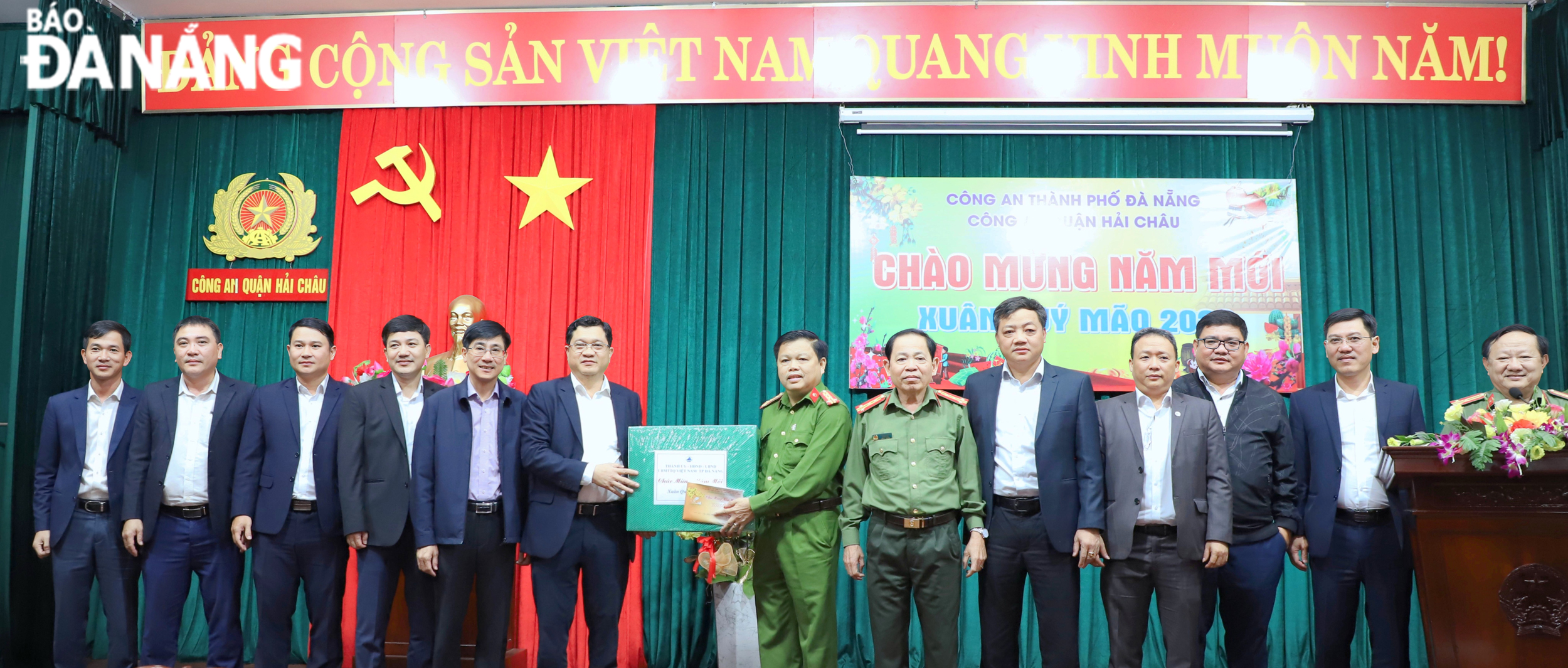 Phó Chủ tịch HĐND thành phố Trần Phước Sơn tặng quà chúc Tết cán bộ, chiến sĩ Công an quận Hải Châu. Ảnh: NGỌC PHÚ