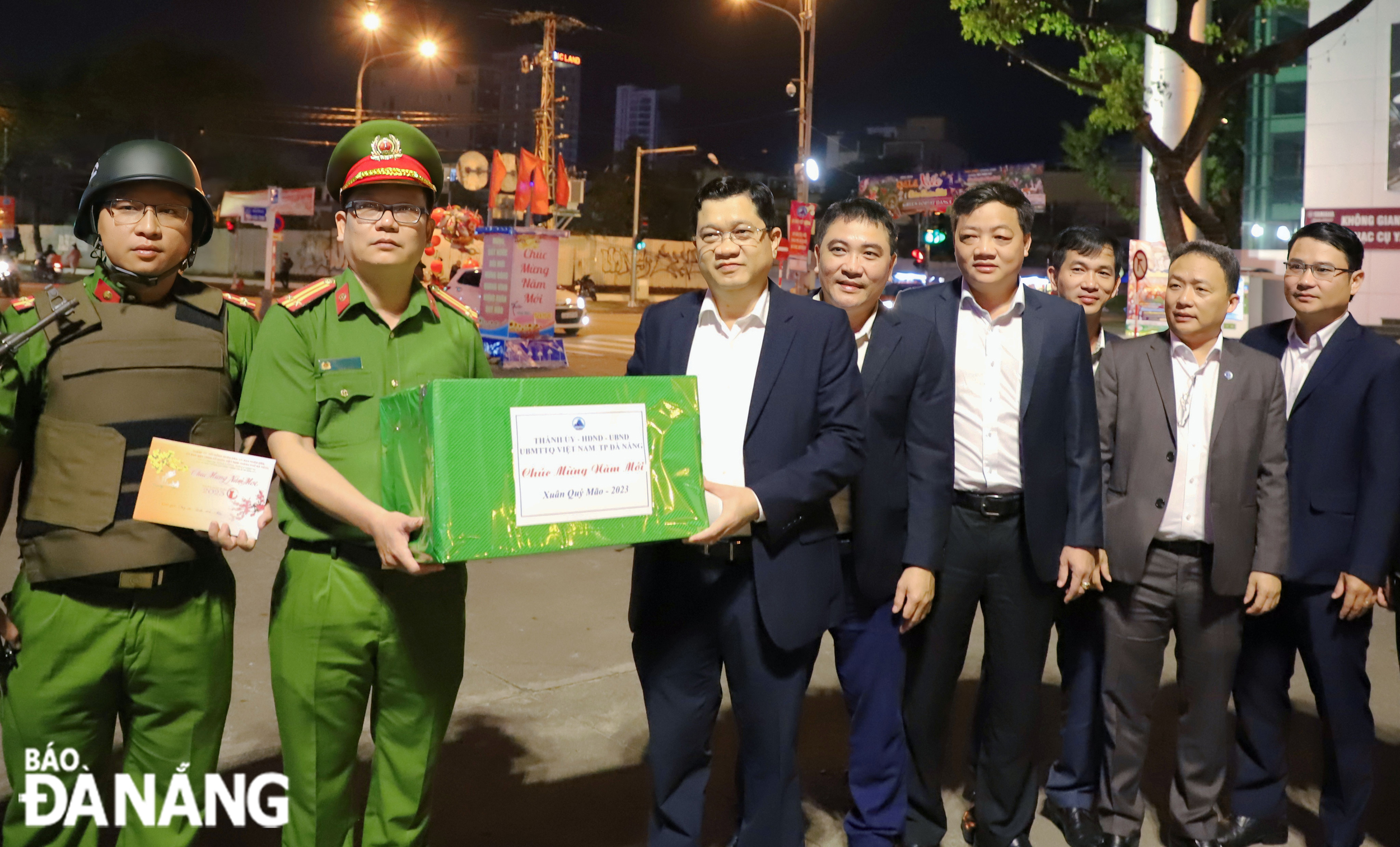 Phó Chủ tịch HĐND thành phố Trần Phước Sơn tặng quà Chúc tết lực lượng 8394 phường Hải Châu 1. Ảnh: NGỌC PHÚ