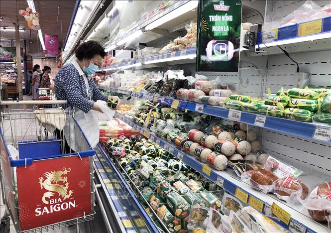Người tiêu dùng Thành phố Hồ Chí Minh mua thực phẩm chế biến tại siêu thị. Ảnh: Mỹ Phương/TTXVN.