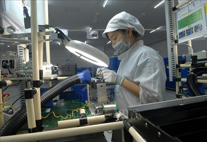 Dây chuyền sản xuất thiết bị điện tử, thiết bị thắp sáng trong xe ô tô, xe máy tại Công ty TNHH Điện Việt Nam Stanley (vốn đầu tư của Nhật Bản) tại Hà Nội. Ảnh minh họa: Danh Lam/TTXVN