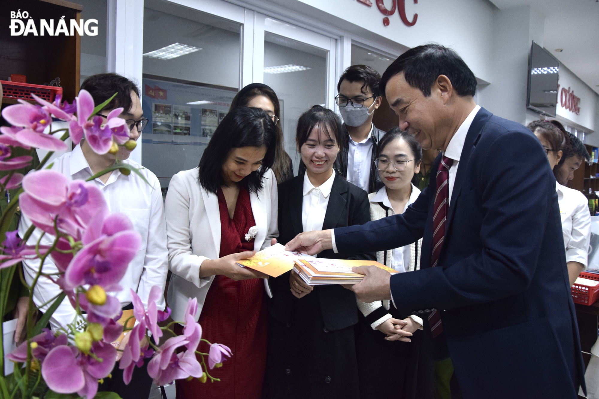 Chủ tịch UBND thành phố Lê Trung Chinh ( bên phải) tặng quà chúc Tết nhân ngày làm việc đầu năm mới Quý Mão 2023 cho cán bộ, công chức tại bộ phận 