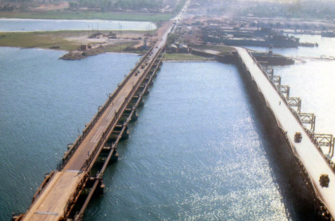 Ảnh chụp trước năm 1975 - góc chụp từ hướng đông nhìn về hướng tây.  Trong ảnh: Cầu Trịnh Minh Thế (bên trái) - hiện nay là cầu Trần Thị Lý và cầu Nguyễn Hoàng - hiện nay là cầu Nguyễn Văn Trỗi.