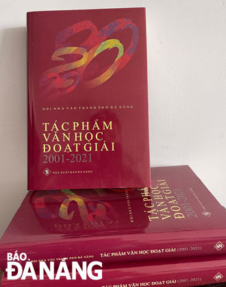 Tuyển tập Tác phẩm văn học đoạt giải (2001-2021) do NXB Đà Nẵng ấn hành vào tháng 1-2023. Ảnh: N.T.T.T