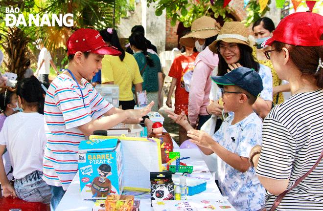 Các em nhỏ thích thú tham gia hoạt động trong chương trình “Chào hè 2022” do Bảo tàng Đà Nẵng tổ chức. Ảnh: T.D