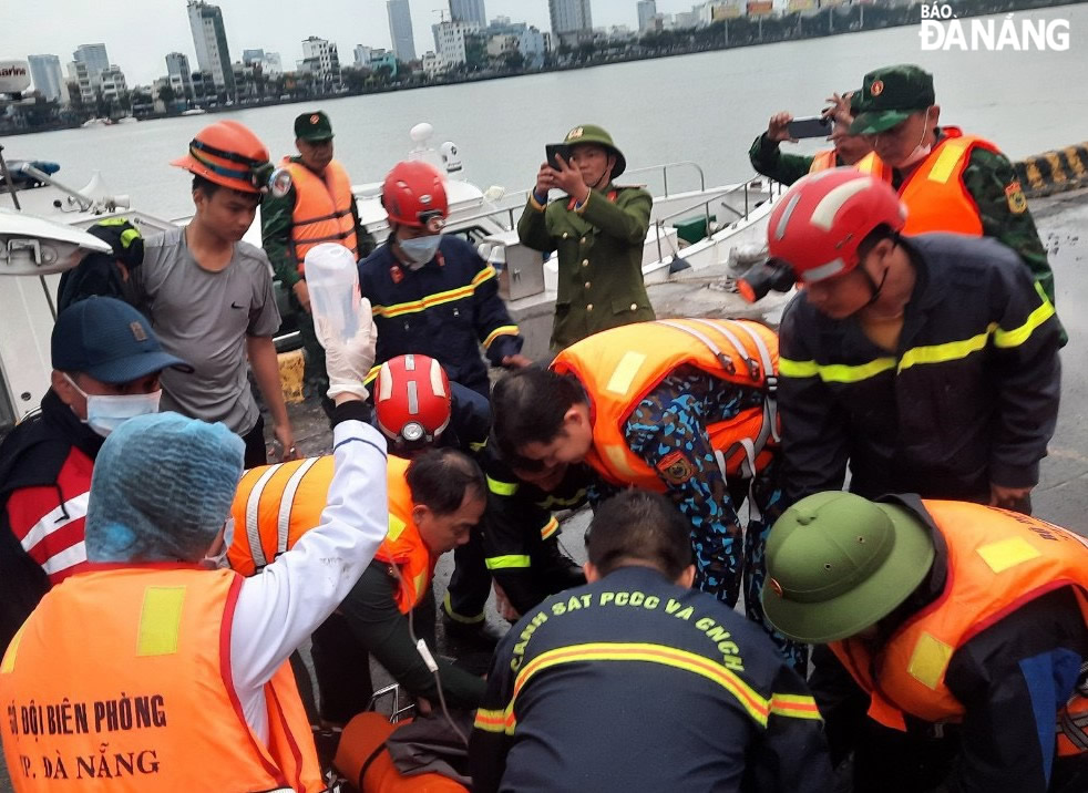 Lực lượng chức năng đưa sơ cứu nạn nhân trước khi đưa đến bệnh viện cấp cứu, điều trị.